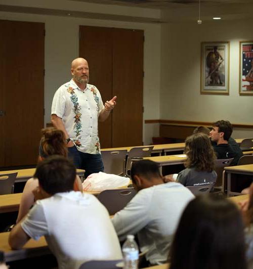 Dr. Bradbury teaching a 圣经研究 Class